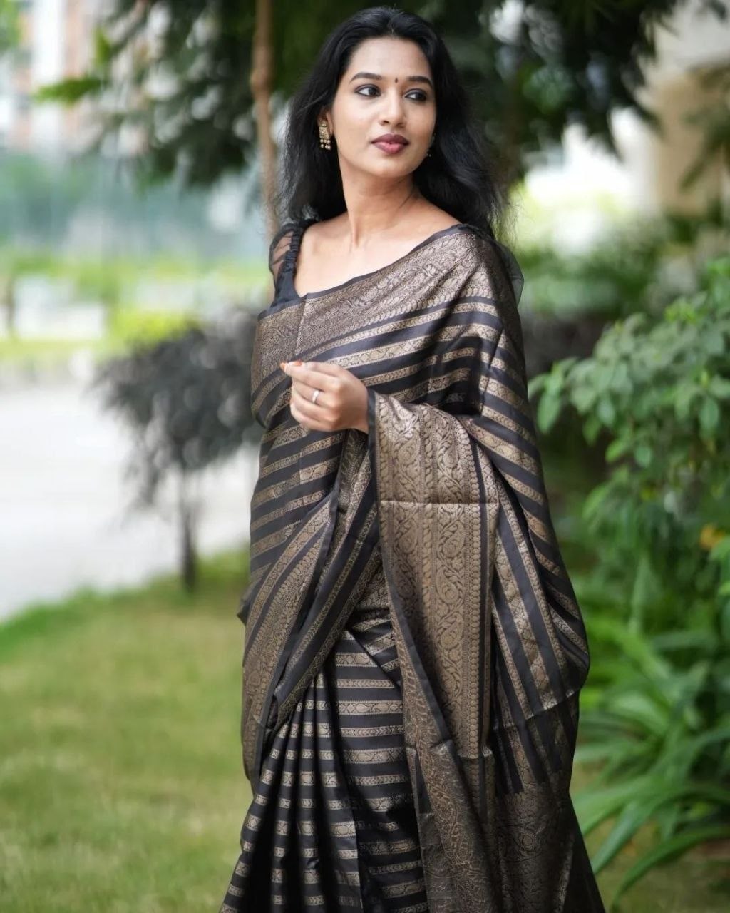 Monteliv Banarasi Lichi Silk Saree