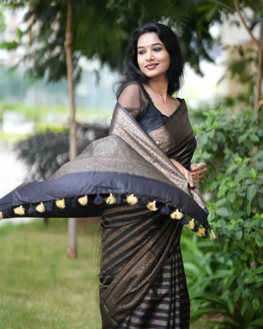 Monteliv Banarasi Lichi Silk Saree